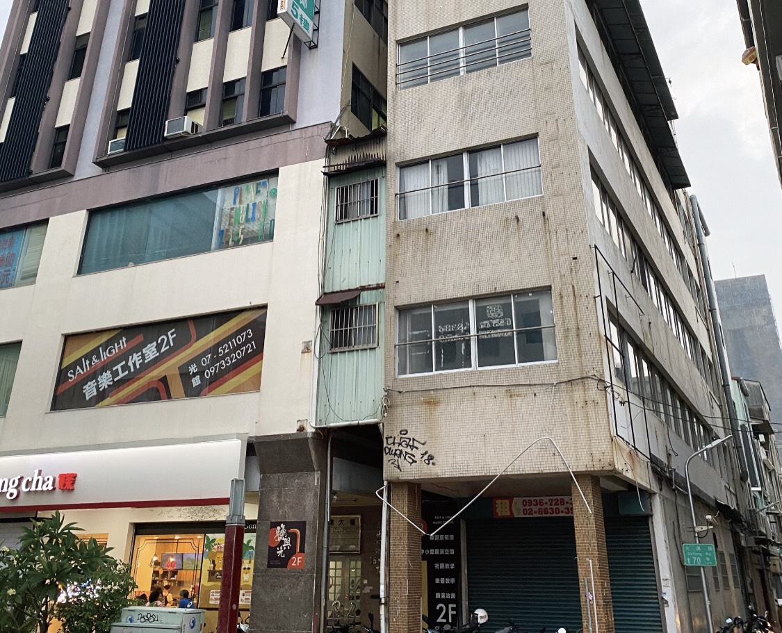 高雄市兩棟樓間搭建鐵皮屋，可稱為世界奇觀。