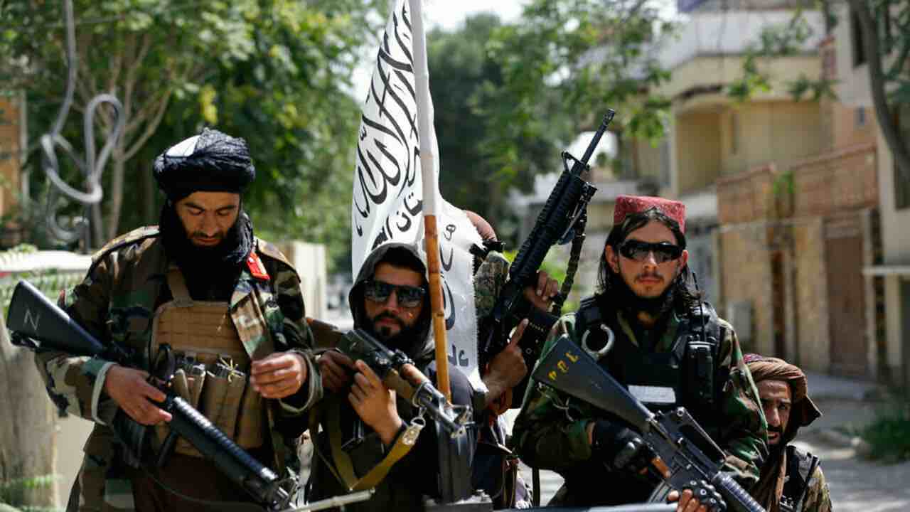 阿富汗塔利班士兵在喀布爾巡邏 2021年8月19日照片 - Rahmat Gul