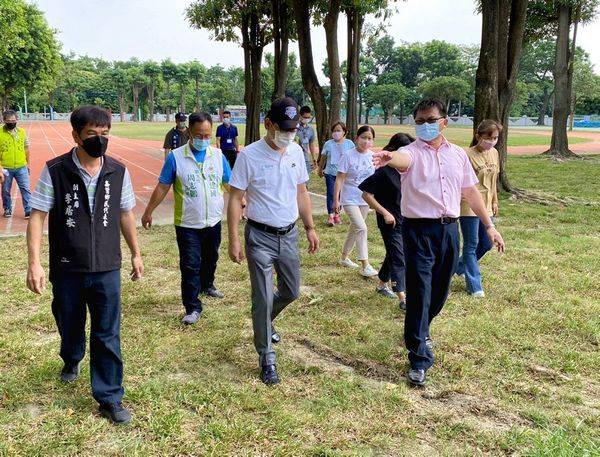 立委劉建國邀教育部體育署會勘　雲縣國中小運動場設施老舊（圖由立委劉建國辦公室提供）