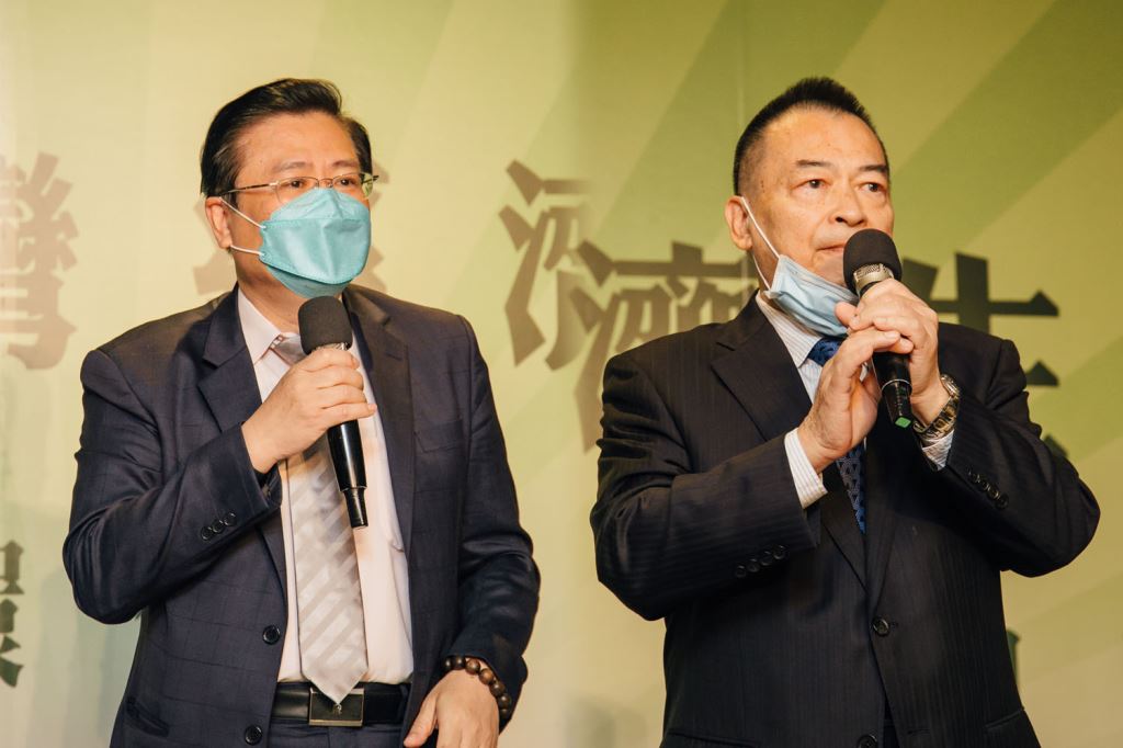 中華民國全球商業總會理事長許舒博博士(左)、台北清華校友會長韋伯韜(右)