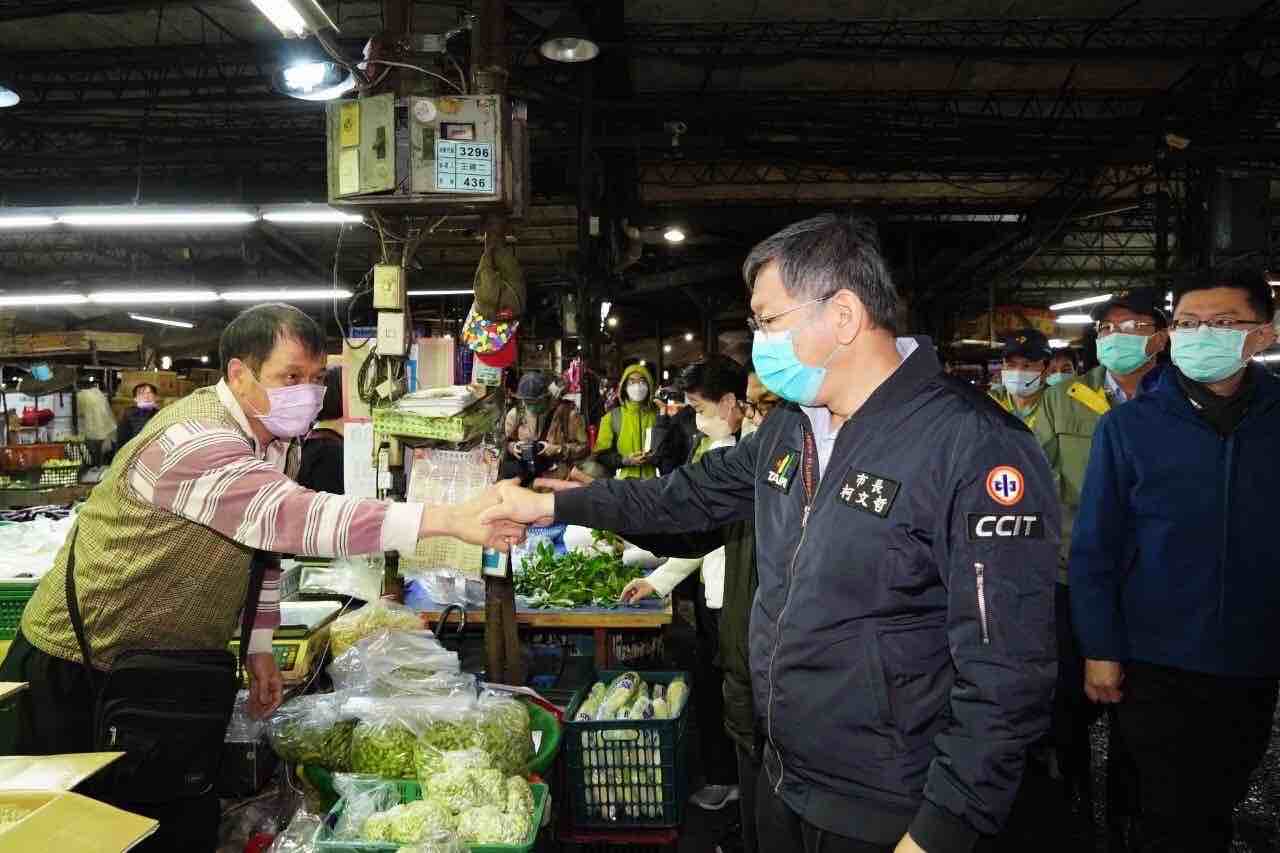 柯文哲巡視果菜魚類批發中繼市場（圖翻攝自柯文哲臉書）