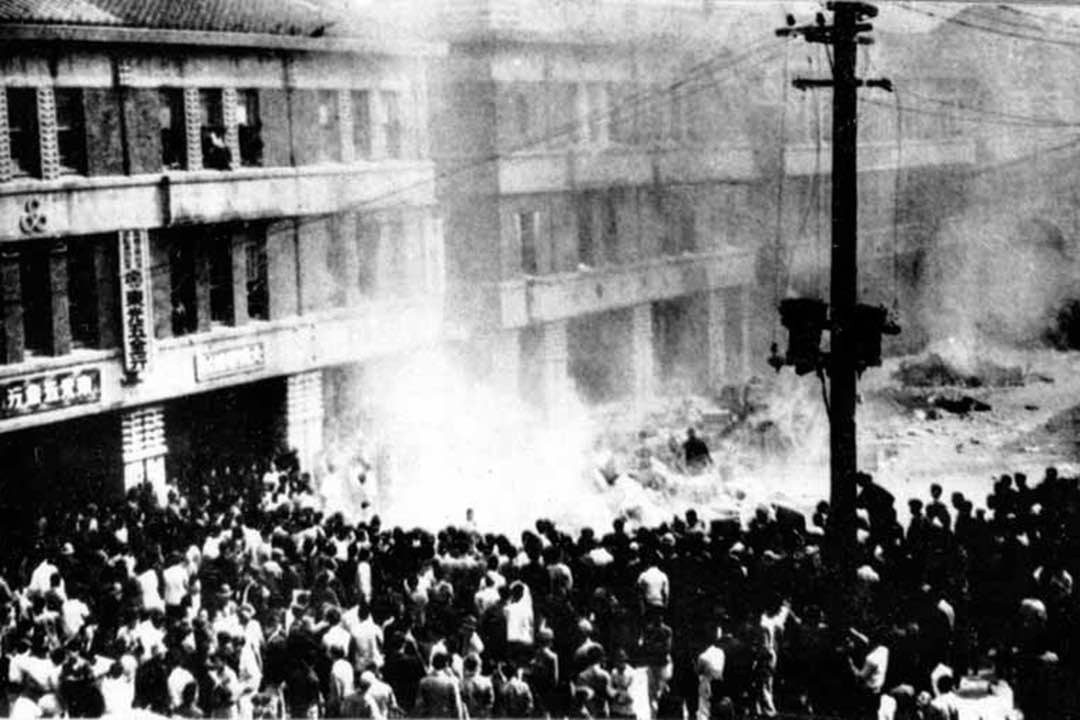 1947年2月28日，群眾前往專賣局臺北分局抗議，並將專賣局臺北分局內的火柴、香菸等物品存貨堆積焚毀。