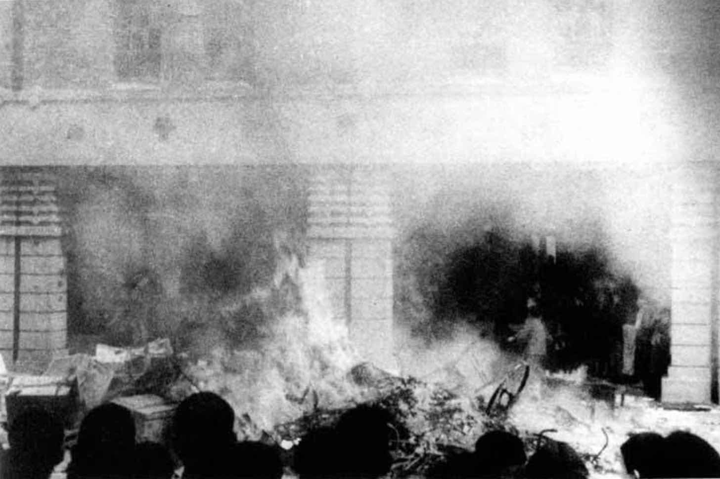 1947年2月28日，群眾聚集專賣局臺北分局門前，將專賣局所存的香菸、酒、火柴各種貨品拋到路上，連同停在一旁的腳踏車放火焚燒洩憤。