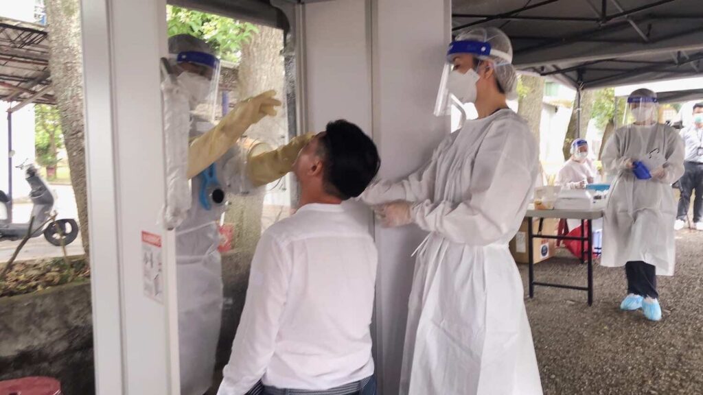 台東縣衛生局中午緊急在初鹿國小開設快篩站，湧入大批採檢民眾。