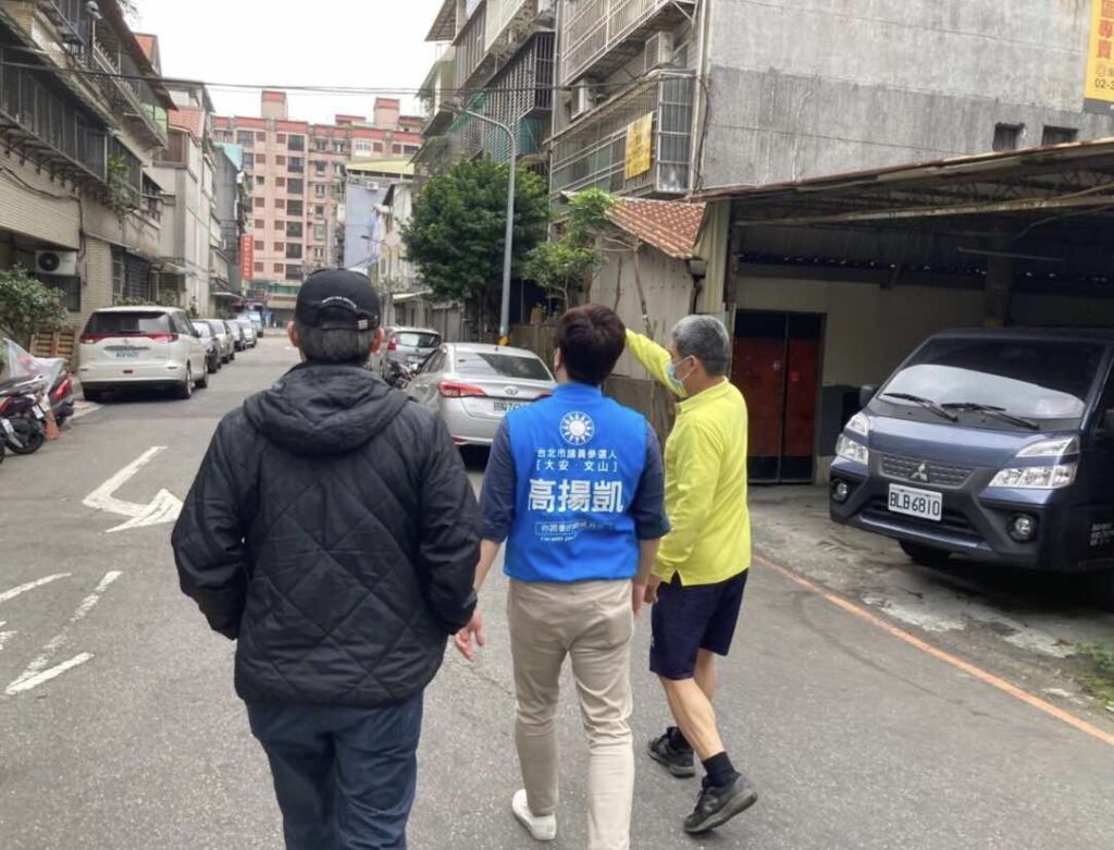 國民黨議員參選人高揚凱關心停電問題，走訪大安.文山街道觀察電路配線系統 。（圖由高揚凱提供）