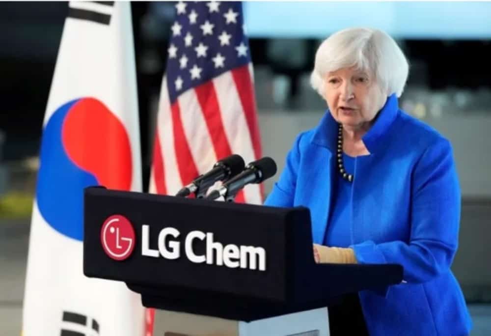 美國財政部長耶倫在訪問LG化學時正在發表演講。（圖 / 華爾街日報）