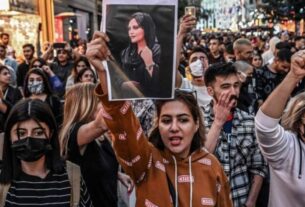 各地伊朗女性脫下黑紗示威遊行-The Daily Star