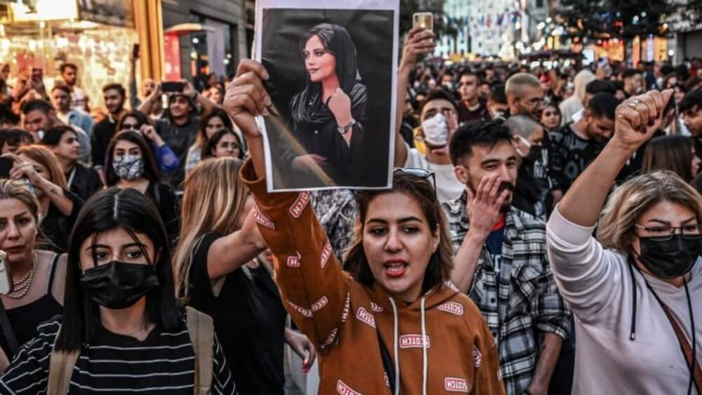各地伊朗女性脫下黑紗示威遊行-The Daily Star