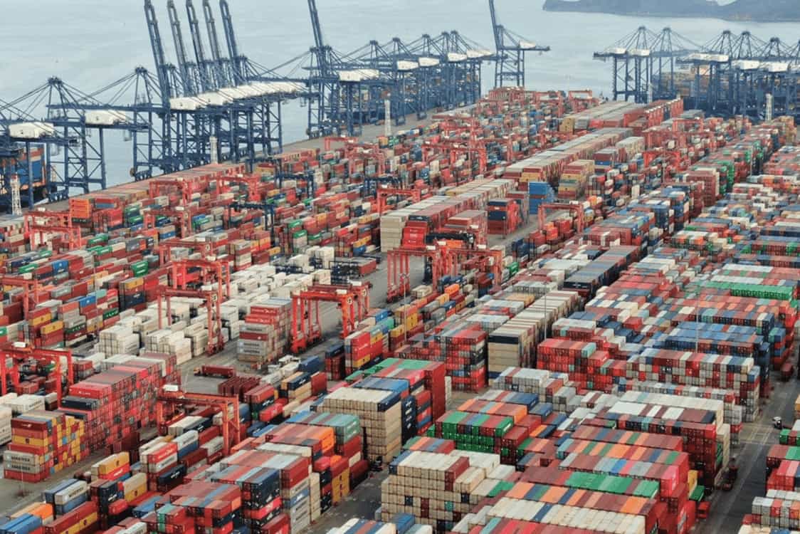 貨櫃集裝箱堆滿港口/South China Morning