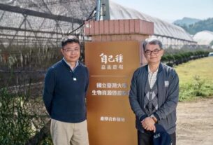 台大生物資源暨農學院盧虎生院長（右）與台大園藝暨景觀學系李國譚教授（左）親訪產學合作基地「自己種農場」。(圖/自己種農場攝影 提供)