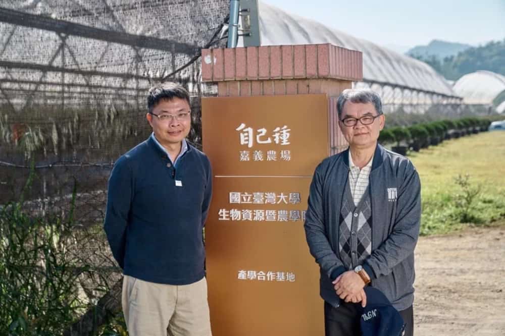 台大生物資源暨農學院盧虎生院長（右）與台大園藝暨景觀學系李國譚教授（左）親訪產學合作基地「自己種農場」。(圖/自己種農場攝影 提供)